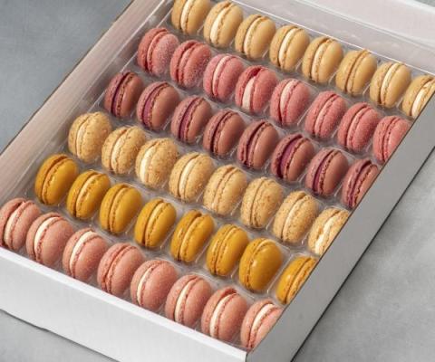 Gevulde macaron in diverse smaken : Sinaasapel, aardbei, zwarte bes, cocos, abrikoos, rose