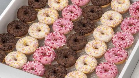 Mini-donuts in diverse kleur- en smaak afwerking, kan veranderen per seizoen, doorsnede 6 cm