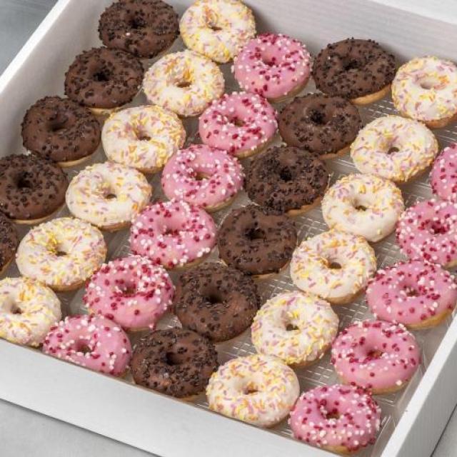 Mini-donuts in diverse kleur- en smaak afwerking, kan veranderen per seizoen, doorsnede 6 cm