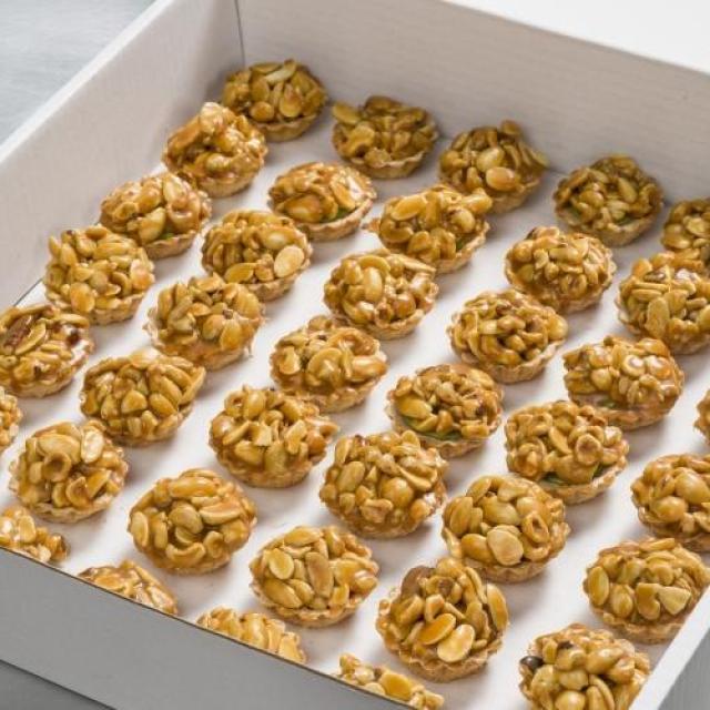 Notentaartje caramel-zeezout, ganache van pistache, notenmix caramel-zeezout met een harde wenerbodem