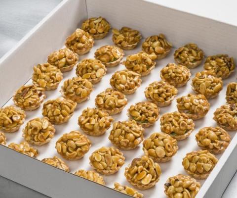 Notentaartje caramel-zeezout, ganache van pistache, notenmix caramel-zeezout met een harde wenerbodem