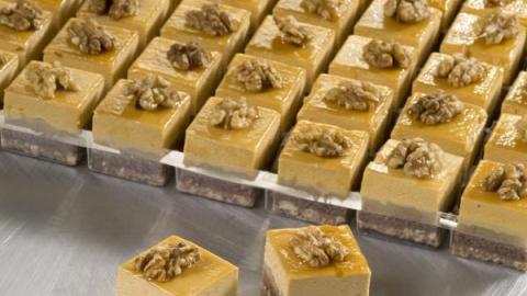 Petit four appel-caramel met een bodem van melkchocoladecrunch en een decoratie van walnoot
