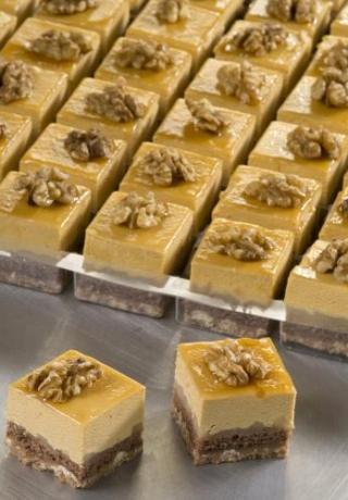 Petit four appel-caramel met een bodem van melkchocoladecrunch en een decoratie van walnoot