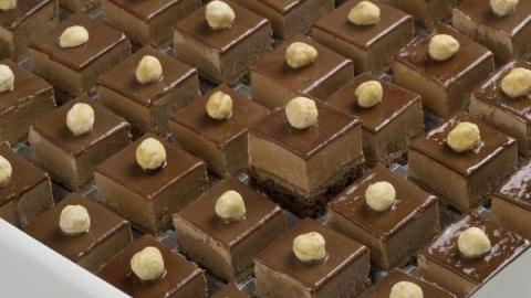 Petit four chocolade met browniebodem en een hazelnootcrunch