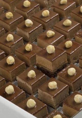 Petit four chocolade met browniebodem en een hazelnootcrunch