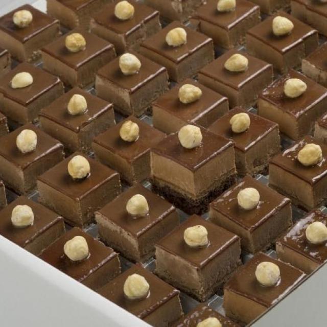 Petit four chocolade met browniebodem en een hazelnootcrunch