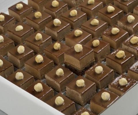 Petit four chocolade met browniebodem en een hazelnootcrunch