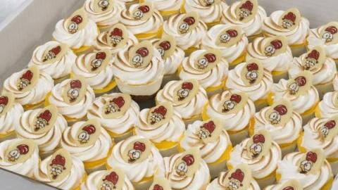 Petit four meringue lemon cheesecake met kandijkoek en een paasdecoratie