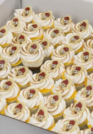 Petit four meringue lemon cheesecake met kandijkoek en een paasdecoratie