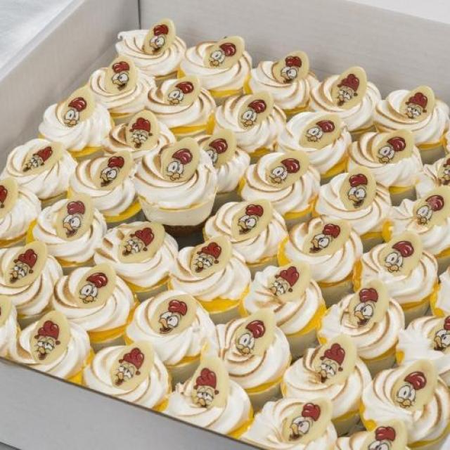 Petit four meringue lemon cheesecake met kandijkoek en een paasdecoratie