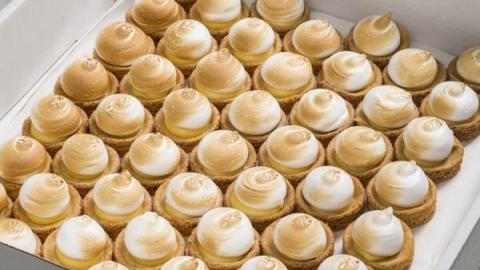 Petit four meringue lemon met een bodem van sloffendeeg