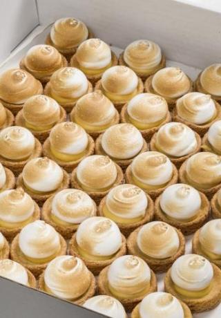 Petit four meringue lemon met een bodem van sloffendeeg