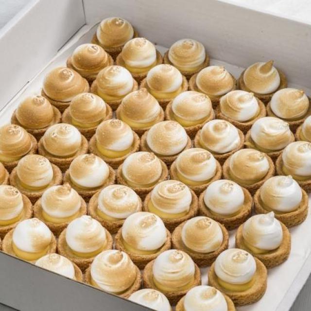 Petit four meringue lemon met een bodem van sloffendeeg