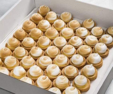 Petit four meringue lemon met een bodem van sloffendeeg