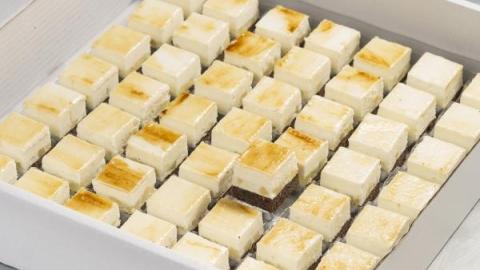 Petit four peer met brownie bodem en met stukjes peer