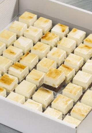 Petit four peer met brownie bodem en met stukjes peer