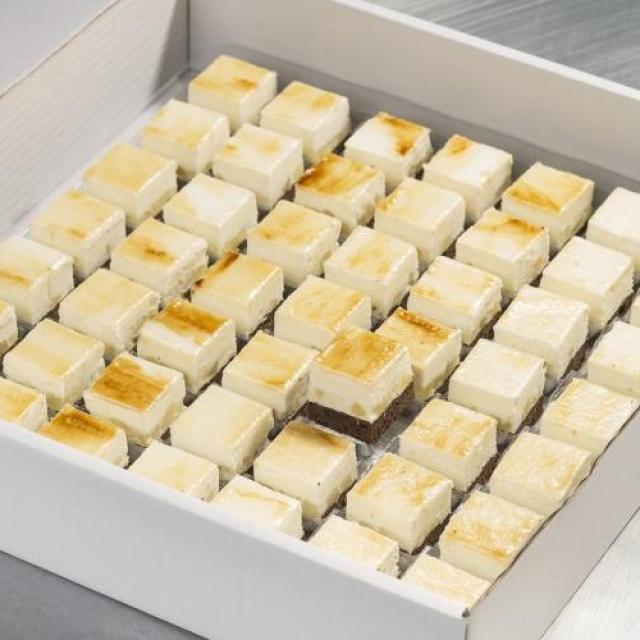Petit four peer met brownie bodem en met stukjes peer
