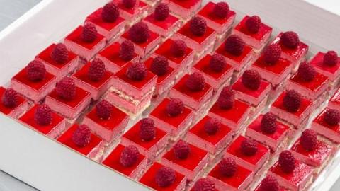 Petit four van framboos