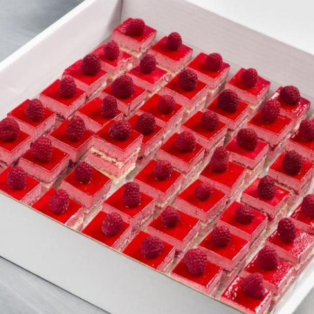 Petit four van framboos