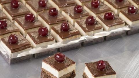 Petit four, bodem van brownie hazelnootcrunch met kers in cointreau