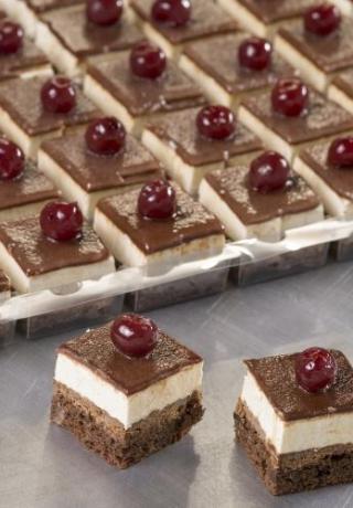 Petit four, bodem van brownie hazelnootcrunch met kers in cointreau