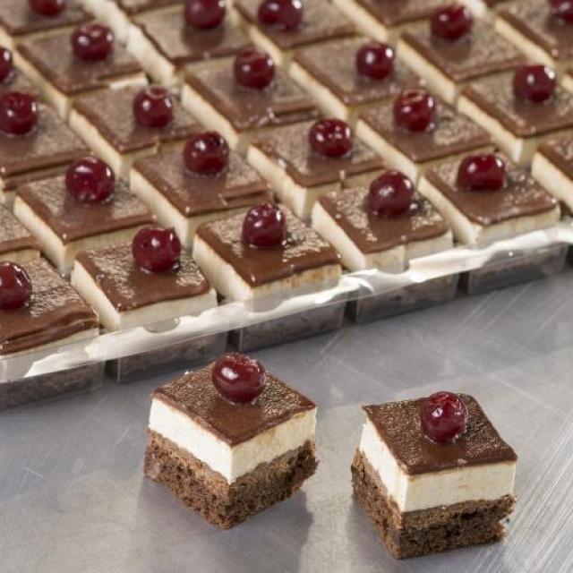 Petit four, bodem van brownie hazelnootcrunch met kers in cointreau