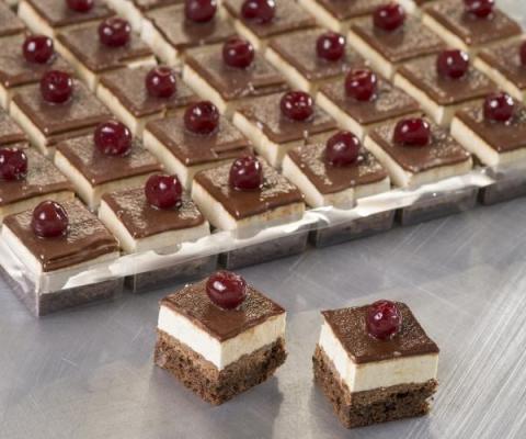 Petit four, bodem van brownie hazelnootcrunch met kers in cointreau