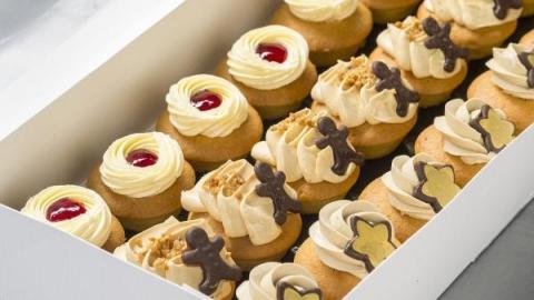 Vanille cakeje afgewerkt met een botercrème en decoratie.