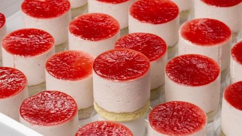 Bavarois dessert aardbei met biscuitbodem