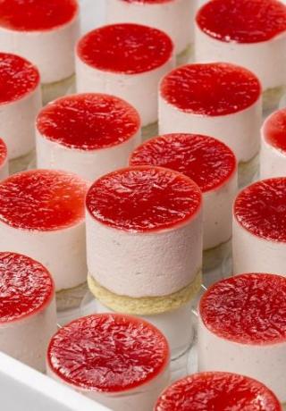Bavarois dessert aardbei met biscuitbodem