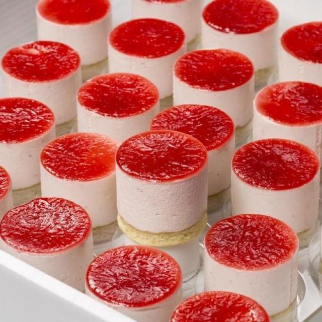 Bavarois dessert aardbei met biscuitbodem