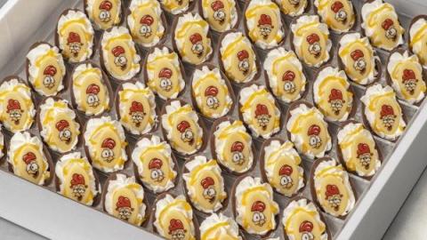 Chocolade eitje gevuld met room en een swerl van advocaat afgerwerkt met chocolade decoratie