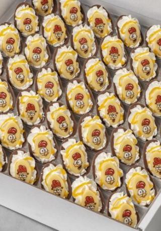 Chocolade eitje gevuld met room en een swerl van advocaat afgerwerkt met chocolade decoratie