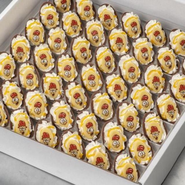 Chocolade eitje gevuld met room en een swerl van advocaat afgerwerkt met chocolade decoratie